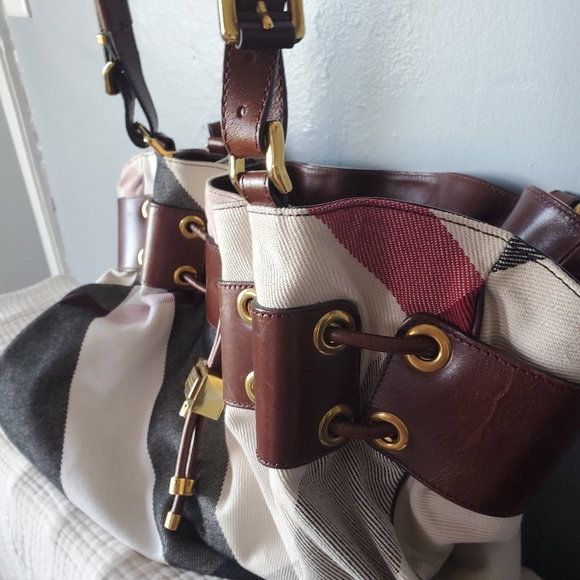 Burberry Large Tote - Picture 9 of 9